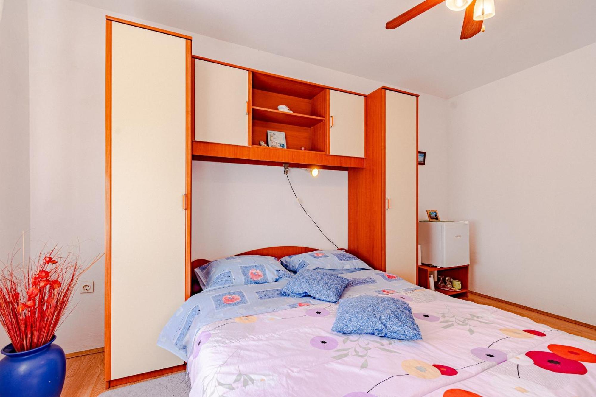 Apartments And Rooms With Parking Space Мали Стон Стая снимка