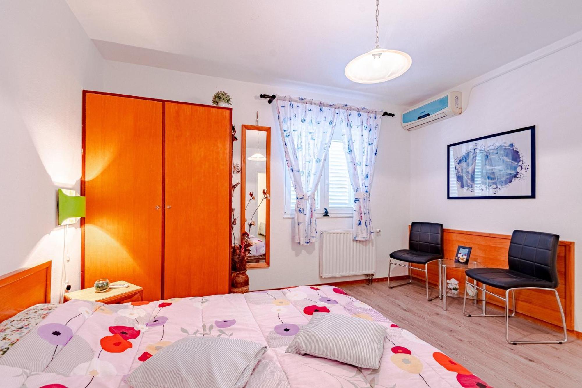 Apartments And Rooms With Parking Space Мали Стон Стая снимка