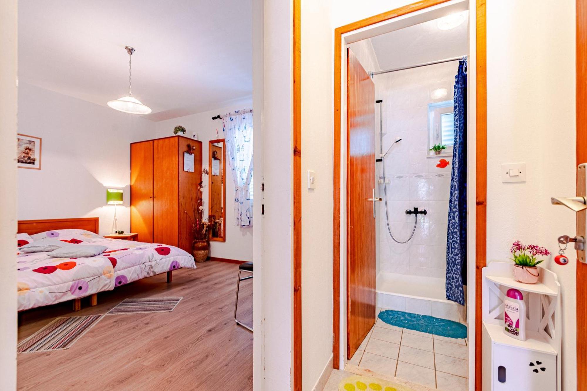 Apartments And Rooms With Parking Space Мали Стон Стая снимка