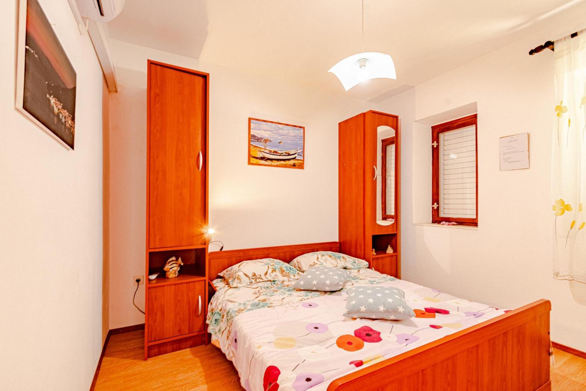 Apartments And Rooms With Parking Space Мали Стон Стая снимка